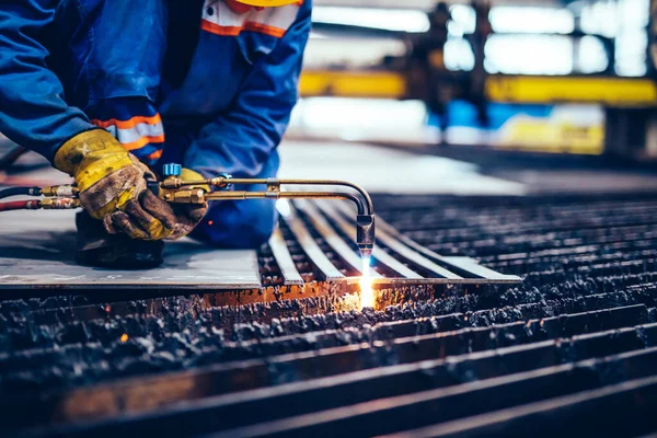 Mann Arbeitet Bei Stahlproduktion Fabrik Selektiver Fokus — Stockfoto