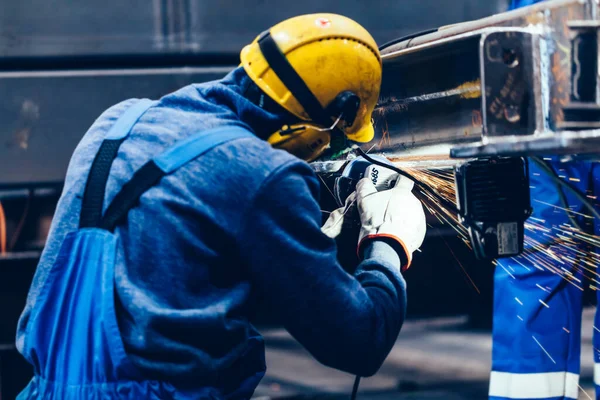 Mann Arbeitet Bei Stahlproduktion Fabrik Selektiver Fokus — Stockfoto