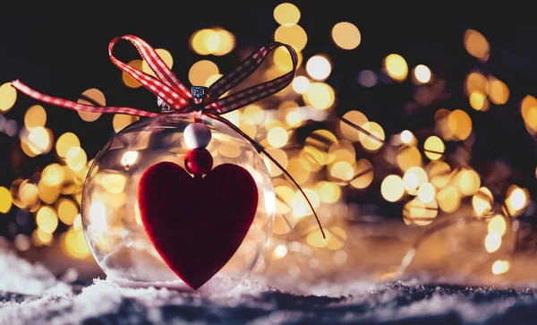 Boule Verre Noël Avec Cœur Intérieur Sur Neige Lumières Fond — Photo
