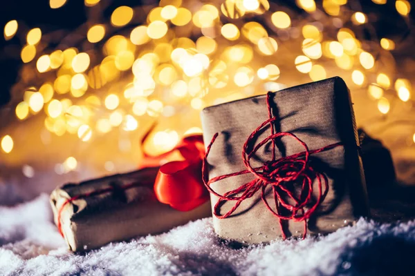 Різдвяні Подарунки Подарунки Снігу Загорнуті Еко Папір Світло Сяє — стокове фото