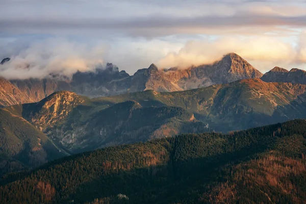 Гірські Вершини Хмарах Заході Сонця Гори Татра Польща Унікальна Перспектива — стокове фото