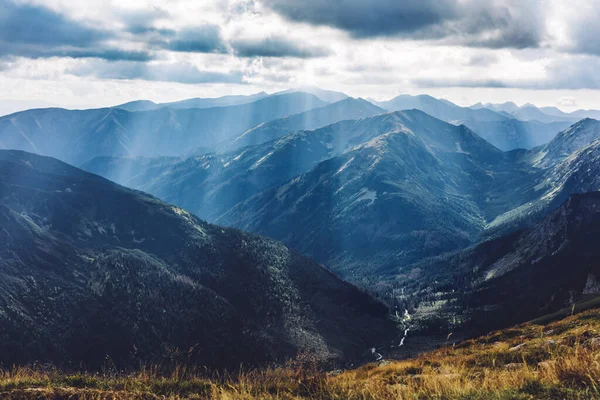 太陽の光で山のピーク ポーランドのタトラ山脈 カスロイ ウィエルチからの眺め — ストック写真