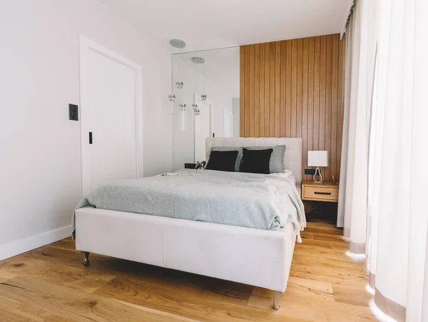 Kis Hangulatos Hálószoba Kényelmes Ággyal Fapadlóval Tiszta Modern Belsőépítészet — Stock Fotó