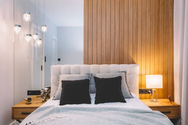 Pequeno Quarto Acolhedor Com Cama Confortável Limpar Design Interiores Moderno — Fotografia de Stock