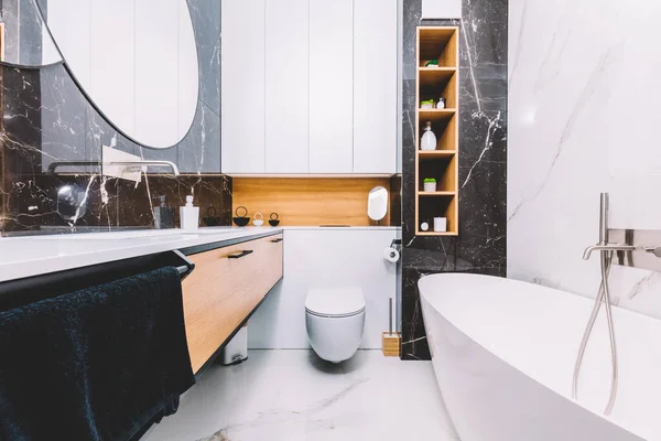 Moderní Nová Luxusní Koupelna Design Interiéru Mramorem Dřevem Nerezovou Ocelí — Stock fotografie