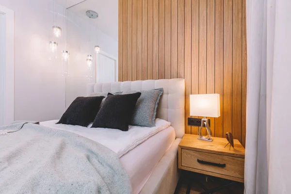 Kis Hangulatos Hálószoba Kényelmes Ággyal Tiszta Modern Belsőépítészet — Stock Fotó