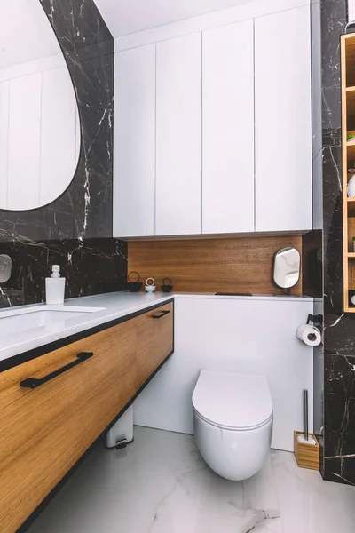 Moderní Nová Luxusní Koupelna Design Interiéru Mramorem Dřevem Nerezovou Ocelí — Stock fotografie