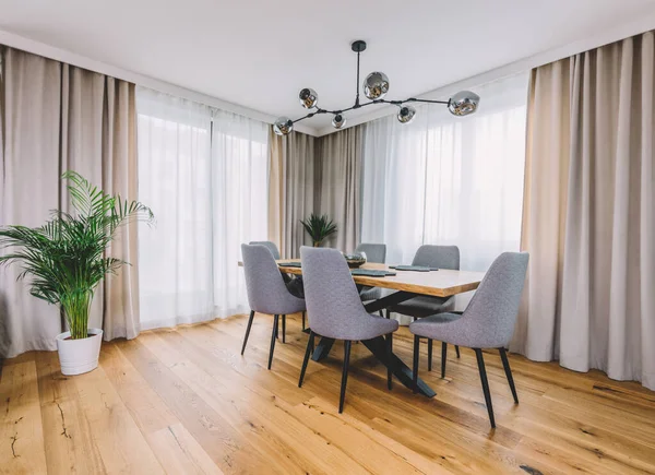 现代公寓有木制餐桌和地板的餐厅 室内设计 — 图库照片