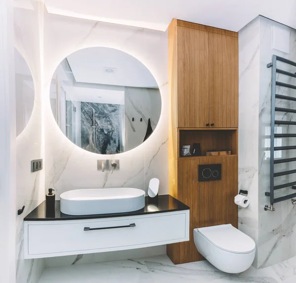 モダンな新しい高級バスルーム 大理石 ステンレス鋼とインテリアデザイン 背後に光を導く丸鏡 — ストック写真