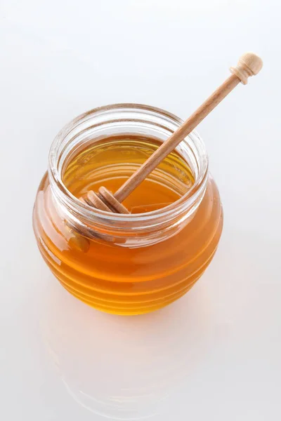 Банка мёда с сотовыми сотами — стоковое фото