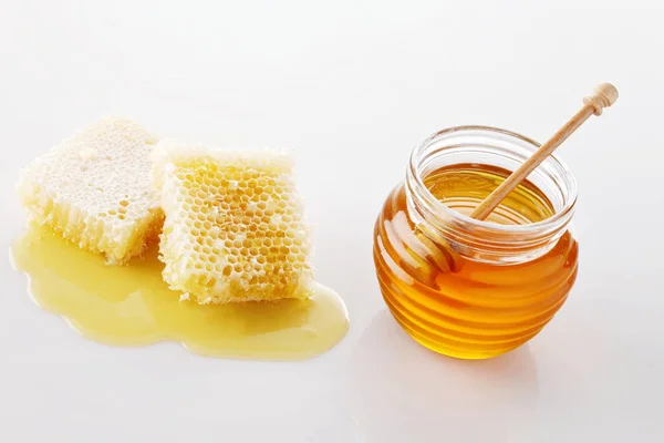 Burk honung med honeycomb — Stockfoto