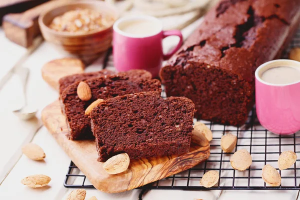 Schokoladenkuchen mit Mandeln — Stockfoto