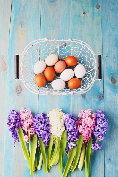 Mandje met eieren en hyacinten bloemen — Stockfoto