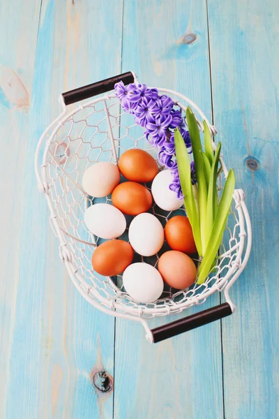 Basket with eggs and hyacinth — Stock Photo, Image
