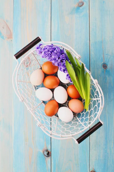 Basket with eggs and hyacinth — Stock Photo, Image