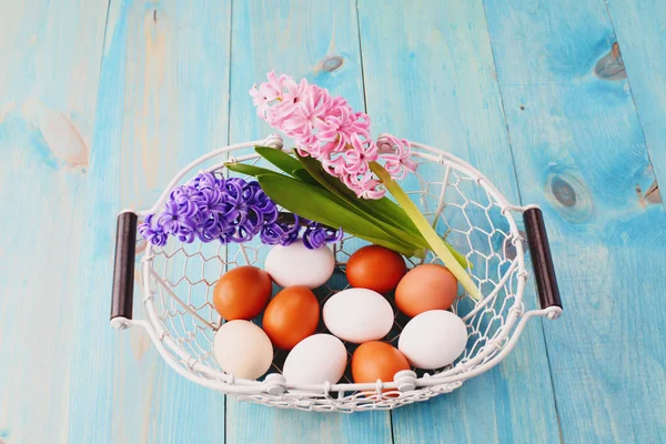 Eggs and hyacinth flowers — Stock Photo, Image