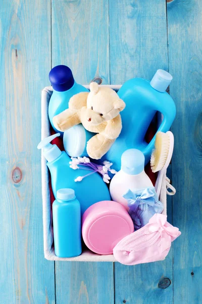 Cesta de suprimentos de bebê — Fotografia de Stock
