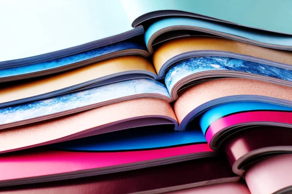 Stack av färgglada tidskrifter — Stockfoto
