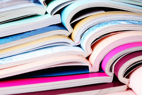 Stapel van kleurrijke tijdschriften — Stockfoto