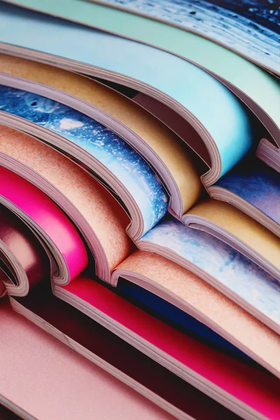 Stack av färgglada tidskrifter — Stockfoto