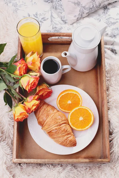 Розкішний сніданок і квіти в ліжку — стокове фото