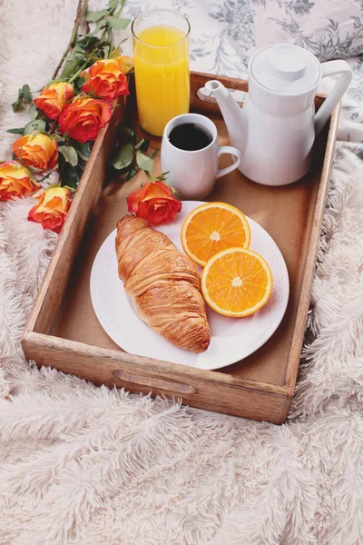 Desayuno de lujo y flores en la cama — Foto de Stock