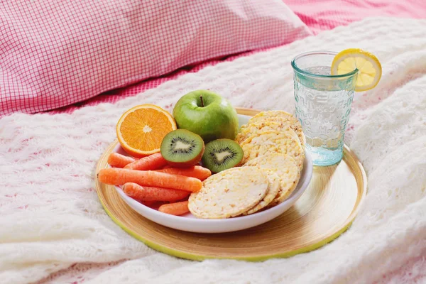 Dieta café da manhã na cama — Fotografia de Stock