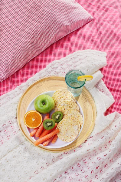Диетический завтрак в постели — стоковое фото
