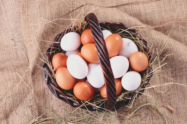 Cesta llena de huevos de Pascua — Foto de Stock