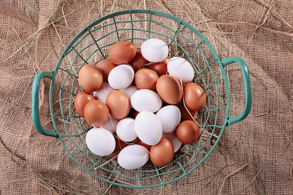 Cesta llena de huevos frescos —  Fotos de Stock