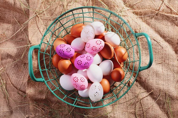 Корзина с яйцами — стоковое фото