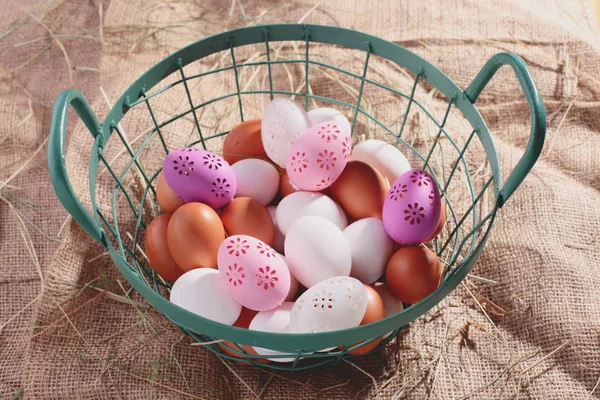 Cesta cheia de ovos de fazenda — Fotografia de Stock