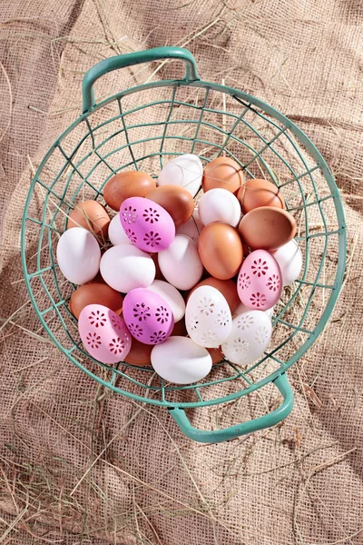 Koš plný čerstvých vajec — Stock fotografie