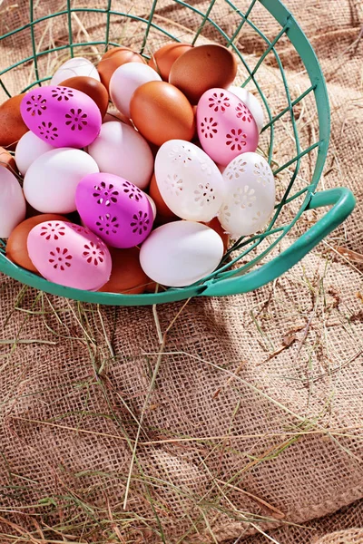 Cesta cheia de ovos frescos — Fotografia de Stock