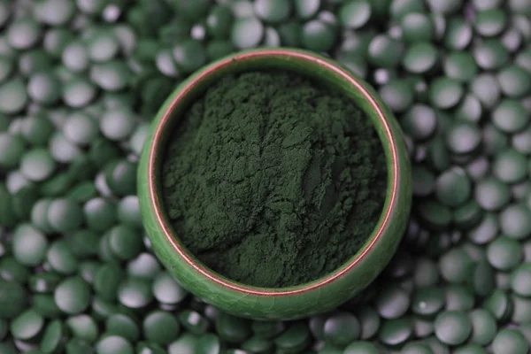 Spiruline moulue dans un bol vert — Photo