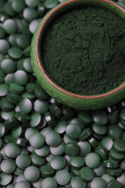 Gemahlene Spirulina in grüner Schale — Stockfoto