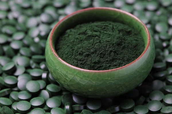 Gemahlene Spirulina in grüner Schale — Stockfoto