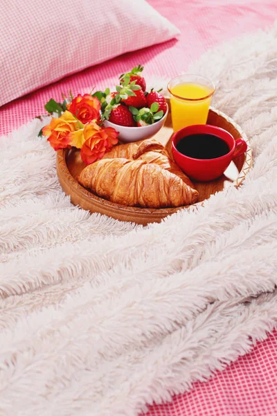 Πρωινό στο κρεβάτι με καφέ και κρουασάν — Φωτογραφία Αρχείου