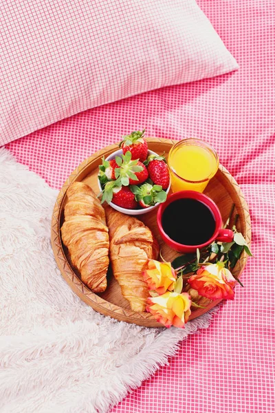 Colazione a letto con caffè e croissant — Foto Stock