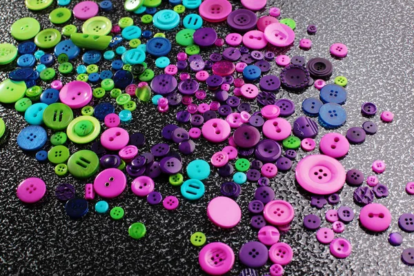 Tas de boutons colorés sur sombre — Photo