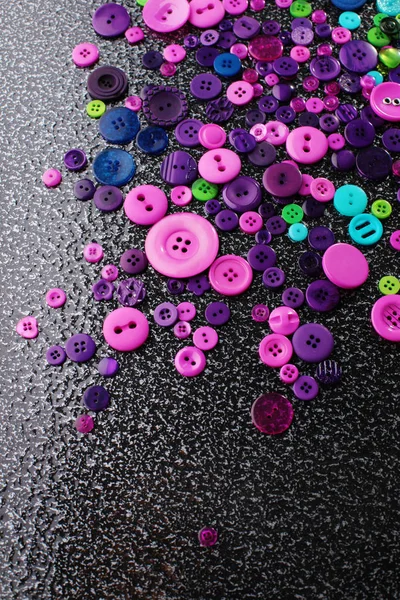 Montão de botões coloridos no escuro — Fotografia de Stock
