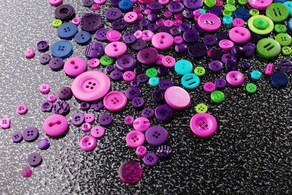 Tas de boutons colorés sur sombre — Photo