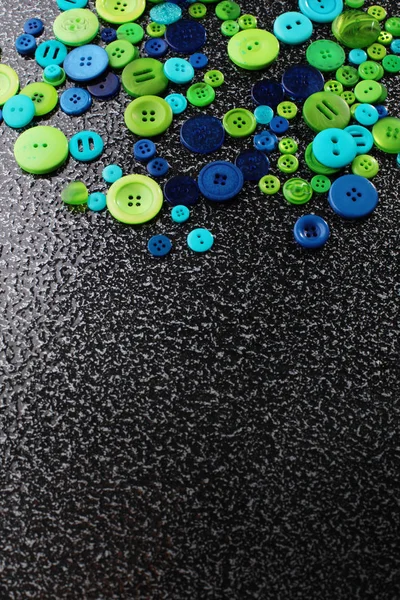 Botões azuis e verdes no escuro — Fotografia de Stock