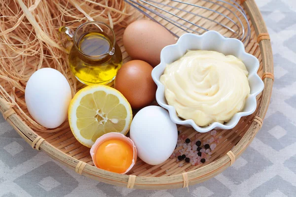 Zelfgemaakte mayonaise met alle ingrediënten — Stockfoto