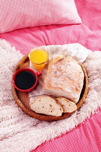 Домашний хлеб на подносе — стоковое фото