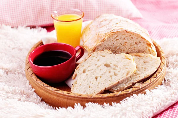 Hausgemachtes Brot auf Tablett — Stockfoto