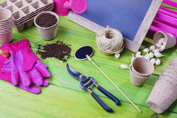 Outils de jardin sur table — Photo