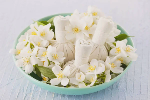 Masaje de compresa con flores de jazmín —  Fotos de Stock