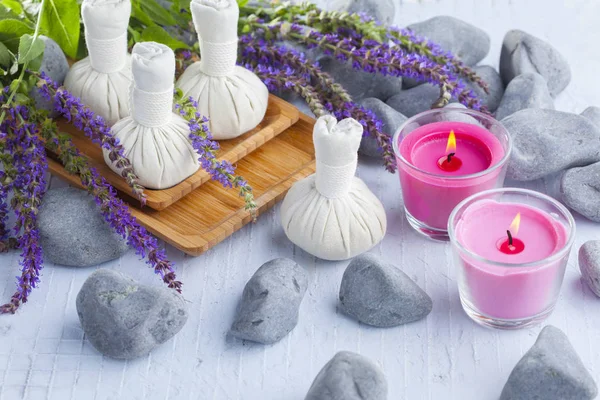 Massaggio compresso con fiori di salvia — Foto Stock