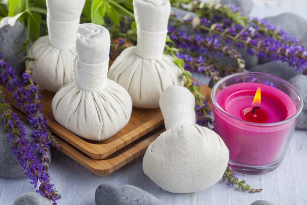 Masaje de compresa con flores de salvia —  Fotos de Stock